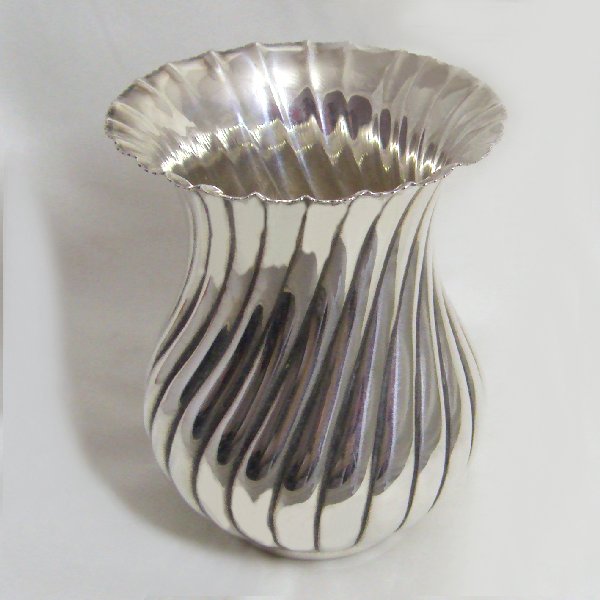 (a0998)Pequeña vasija de plata, grande.